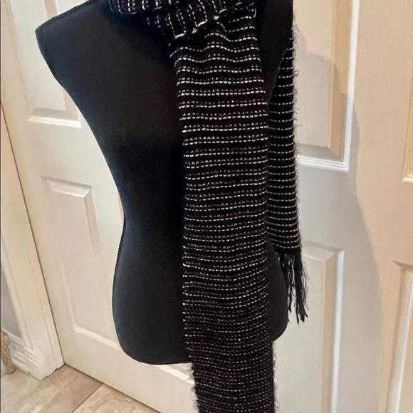 Gorgeous Black and Silver scarf. Can be work as a shawl as well - Picture 5 of 5